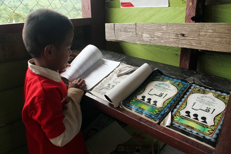 5 Manfaat membaca buku fisik pada anak, merangsang panca indera 