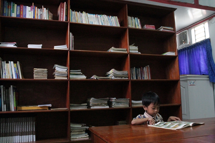 5 Manfaat membaca buku fisik pada anak, merangsang panca indera 
