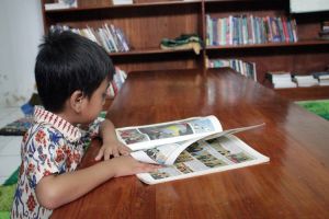 5 Manfaat membaca buku fisik pada anak, merangsang panca indera 