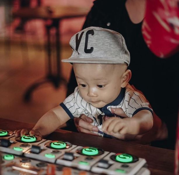 10 Potret Rinni Wulandari dan Jevin Julian momong buah hati, kompak