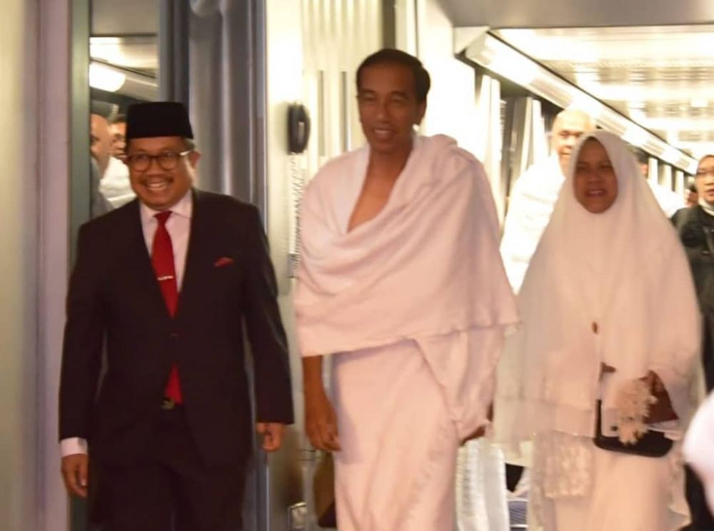8 Momen Jokowi umrah di masa tenang kampanye, masuk dalam Kabah