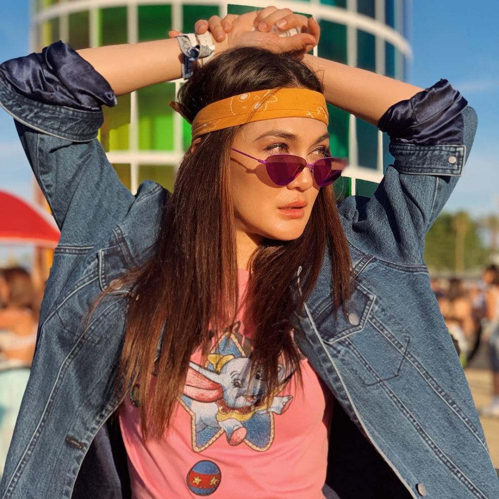 7 Gaya Luna Maya nonton festival Coachella di California, stylish