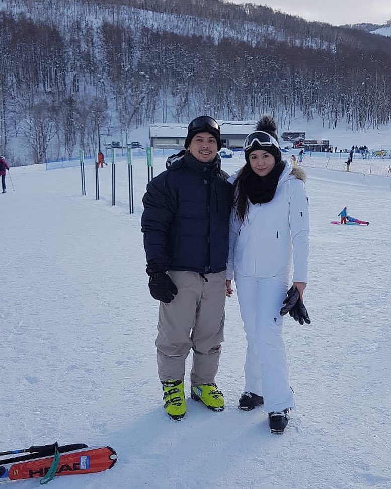 Jarang terekspos, ini 10 potret mesra Wulan Guritno dengan suami