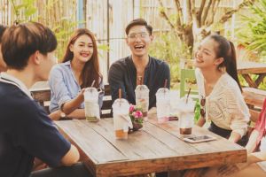 7 Cara kreatif hangout bareng teman beda umur, anti canggung