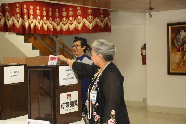 6 Kisah unik WNI nyoblos di luar negeri, tempuh 900 km & hujan es