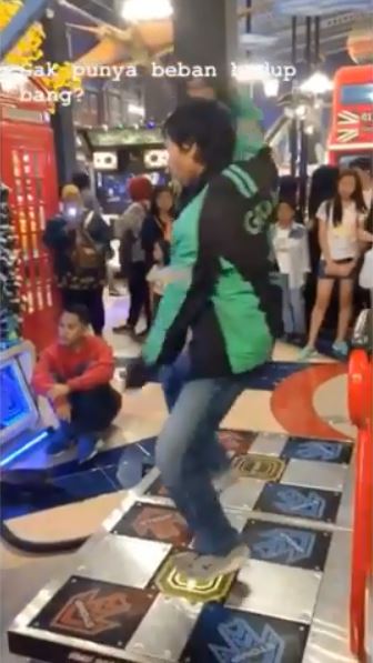  11 Tingkah absurd driver ojek online nunggu pelanggan, kocak