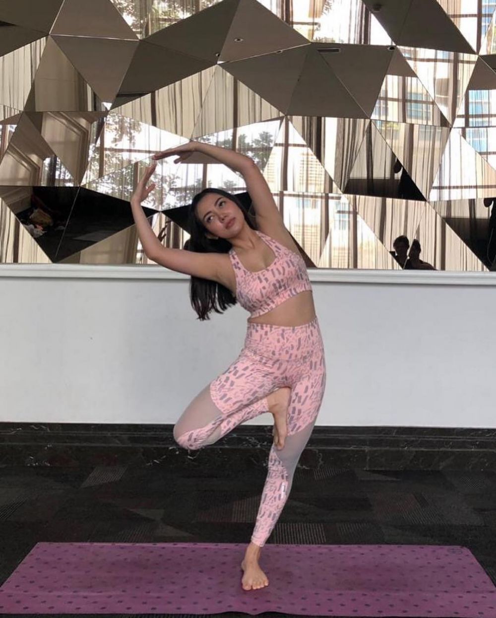 10 Potret Bella Shofie saat olahraga, pamer perut rata