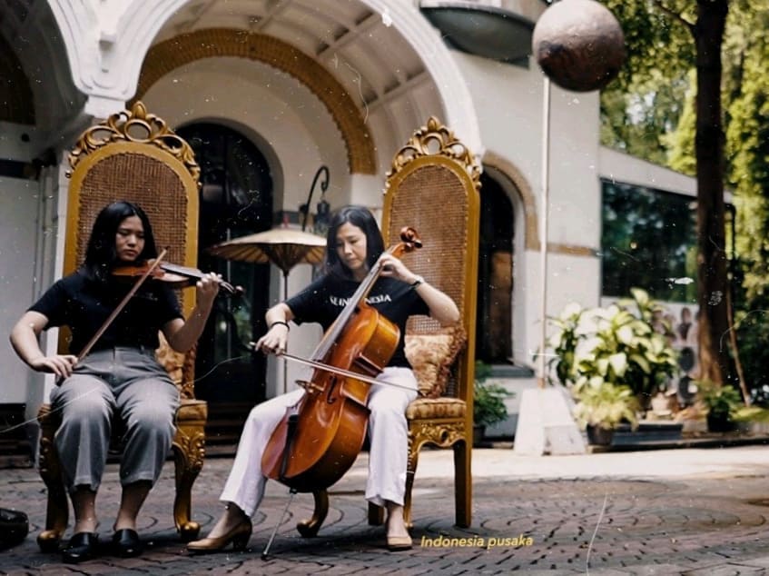6 Momen Veronica Tan saat bermain cello, pernah tampil di kereta