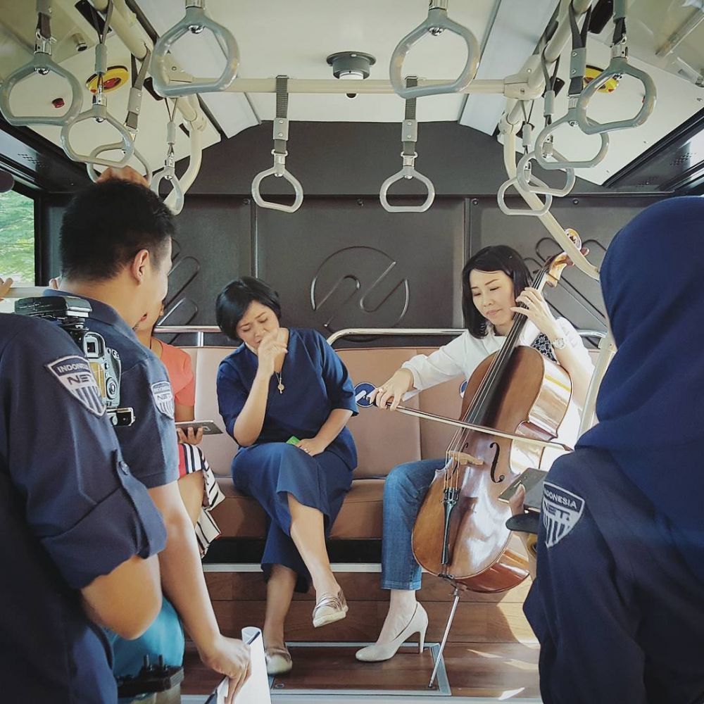 6 Momen Veronica Tan saat bermain cello, pernah tampil di kereta