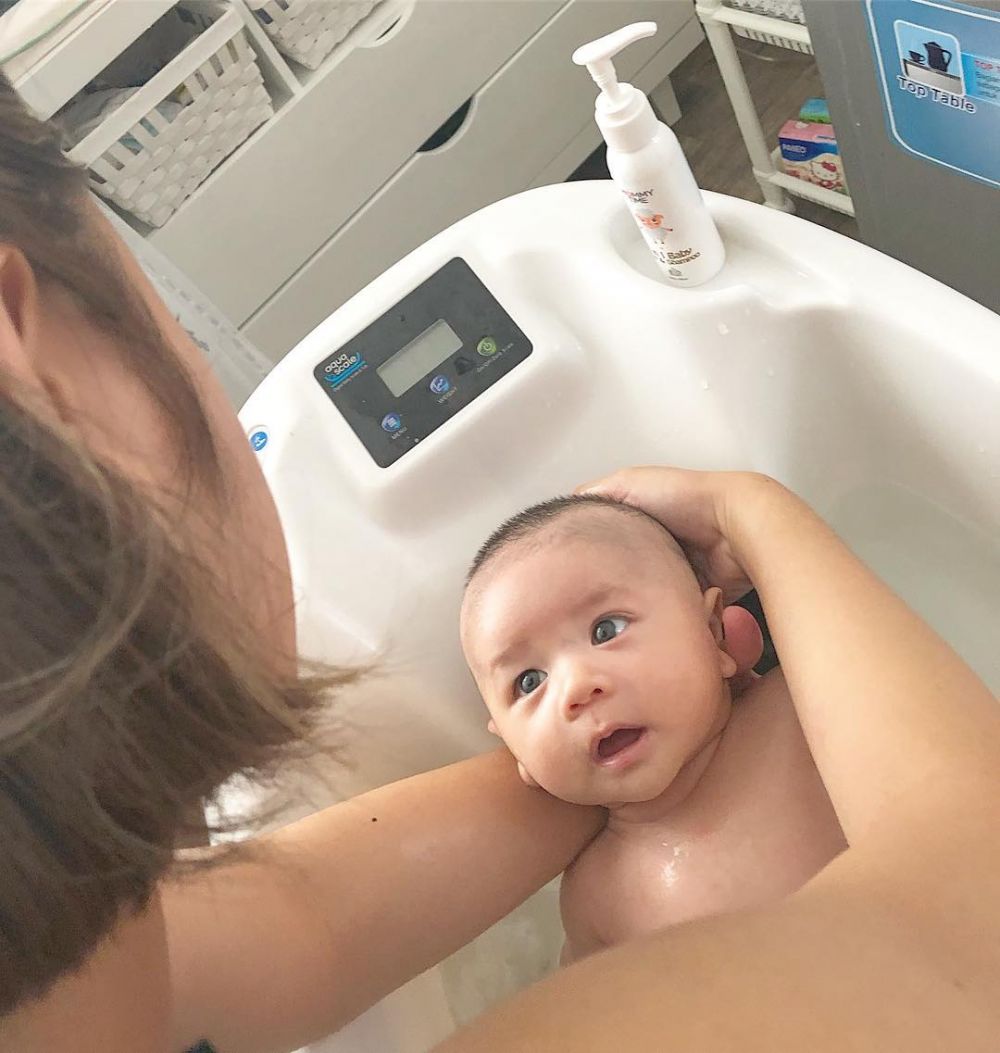 Jadi ibu baru, ini 8 momen Selvi Kitty saat asuh anak