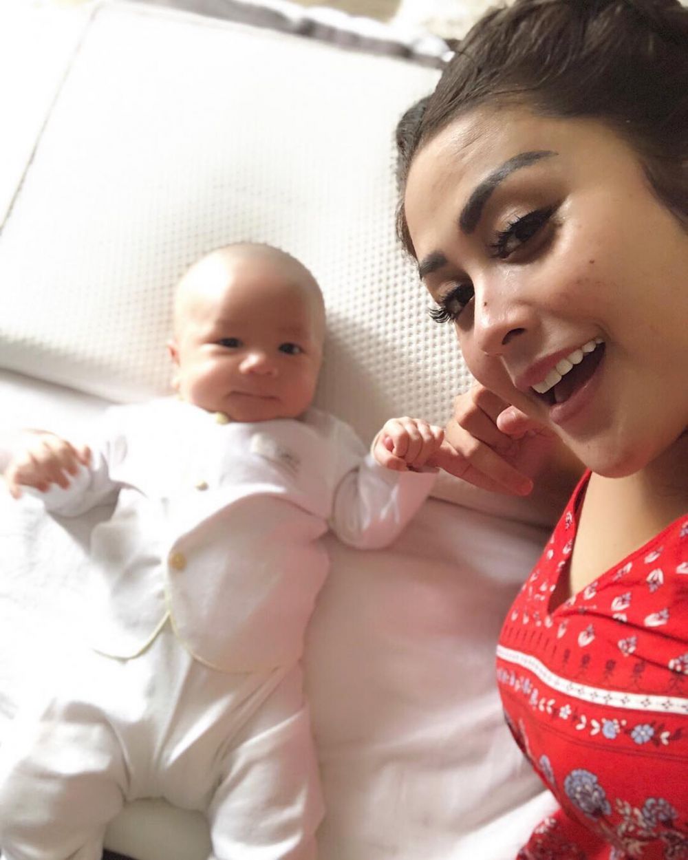 Jadi ibu baru, ini 8 momen Selvi Kitty saat asuh anak