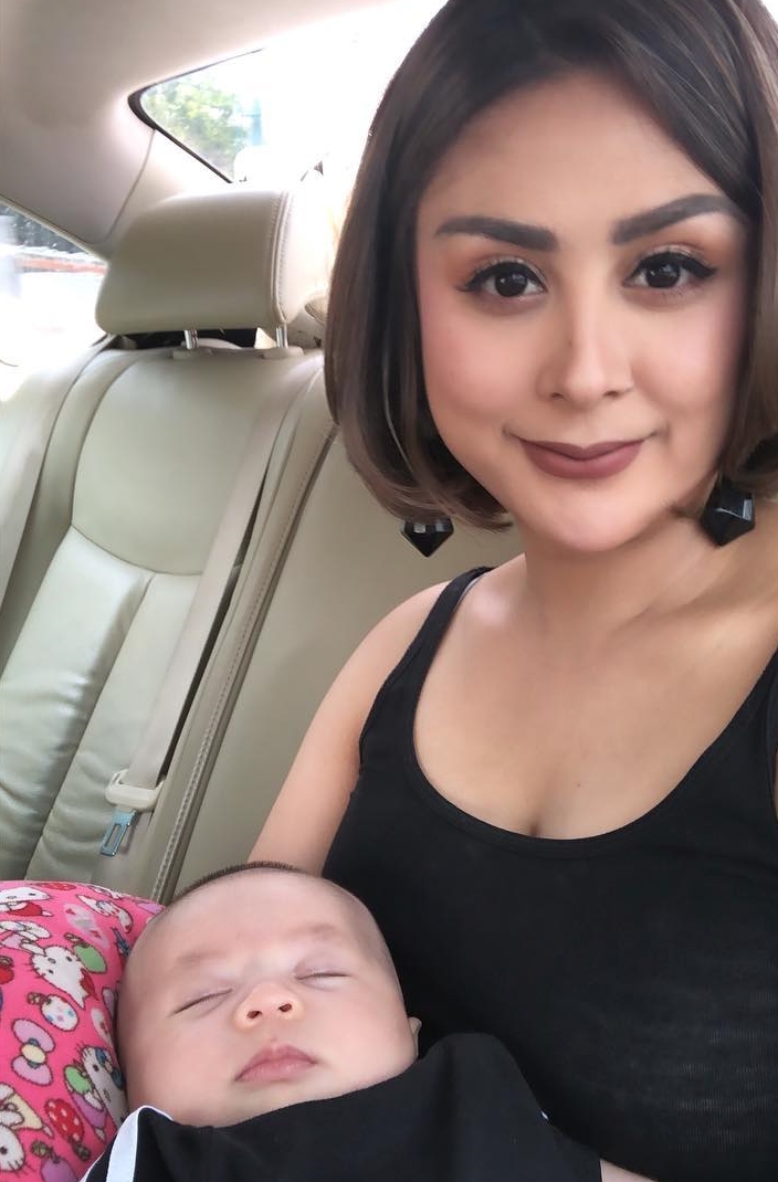 Jadi ibu baru, ini 8 momen Selvi Kitty saat asuh anak