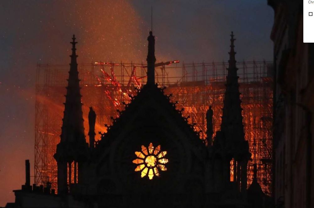10 Potret kebakaran Gereja Notre Dame di Paris, libatkan 400 pemadam
