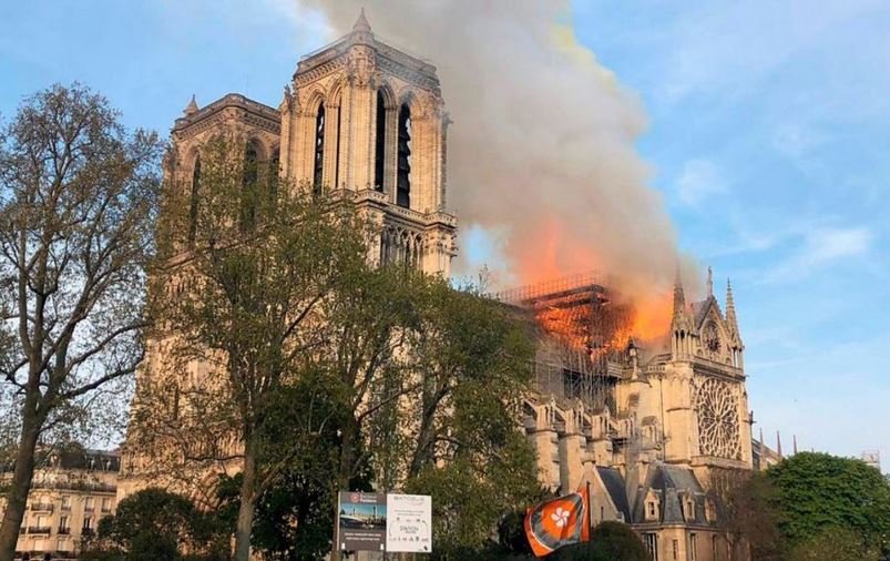 10 Potret kebakaran Gereja Notre Dame di Paris, libatkan 400 pemadam