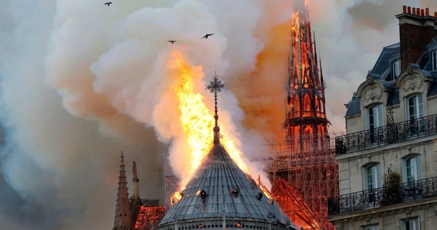 Video detik-detik menara Gereja Notre Dame jatuh saat kebakaran