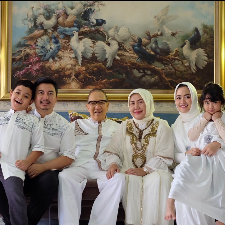 Pejuang LDM, ini 10 momen kebersamaan Vega Darwanti dan keluarga