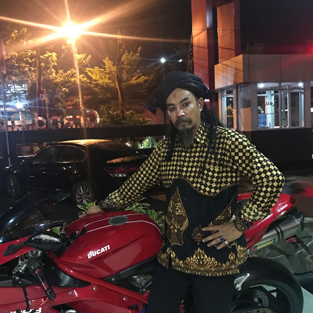 Tak banyak yang tahu, 10 seleb ini punya istri lebih dari satu