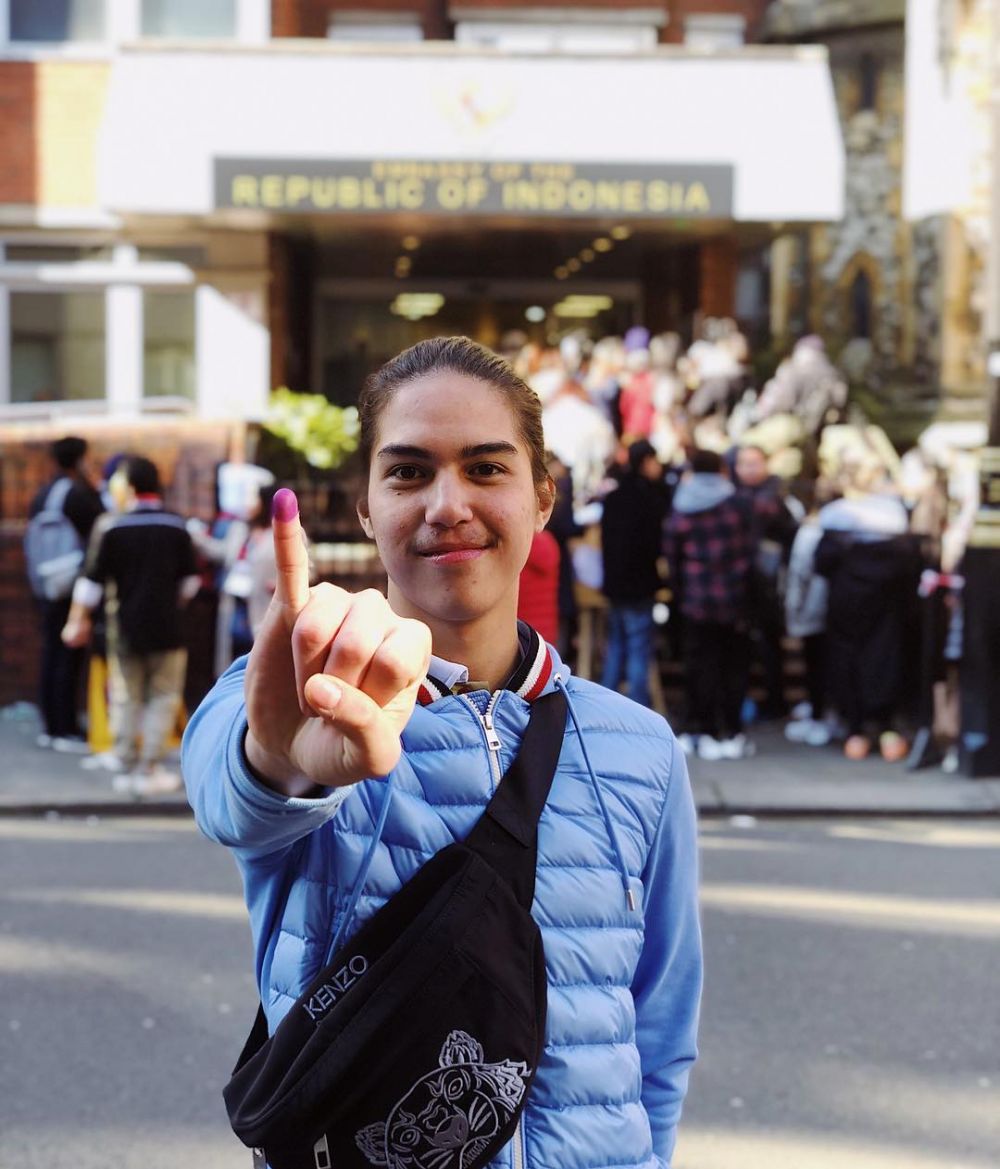 11 Seleb ini jadi pemilih pemula di Pemilu 2019, semangat nyoblos