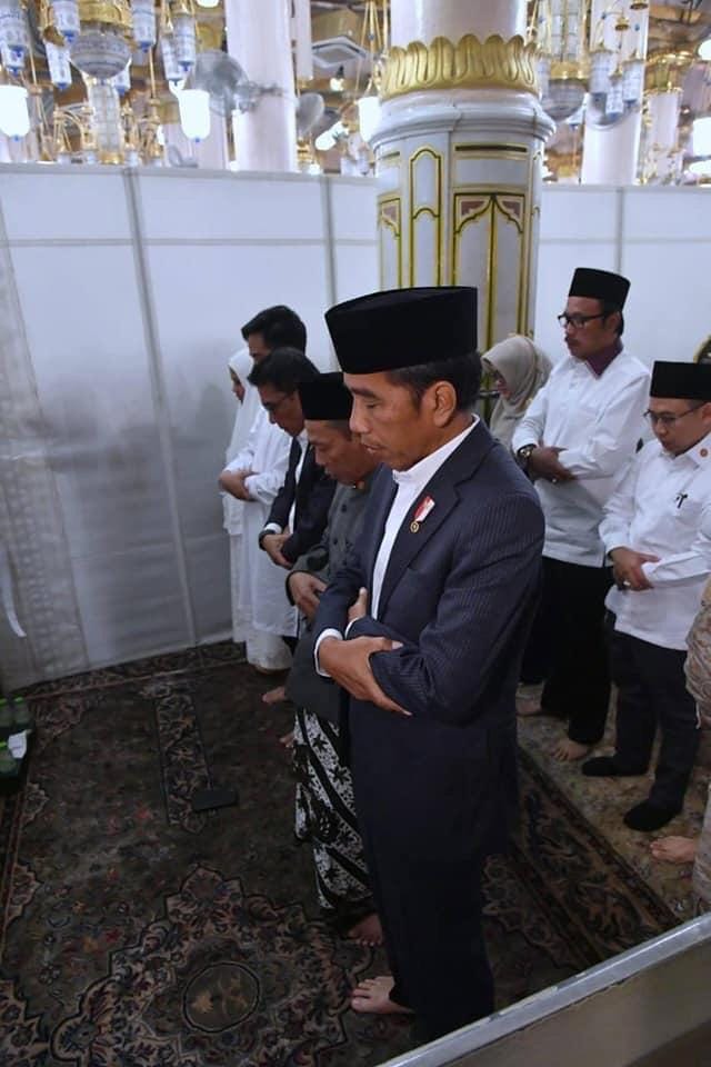 Umrah bareng, sarung kiai ini curi perhatian Jokowi