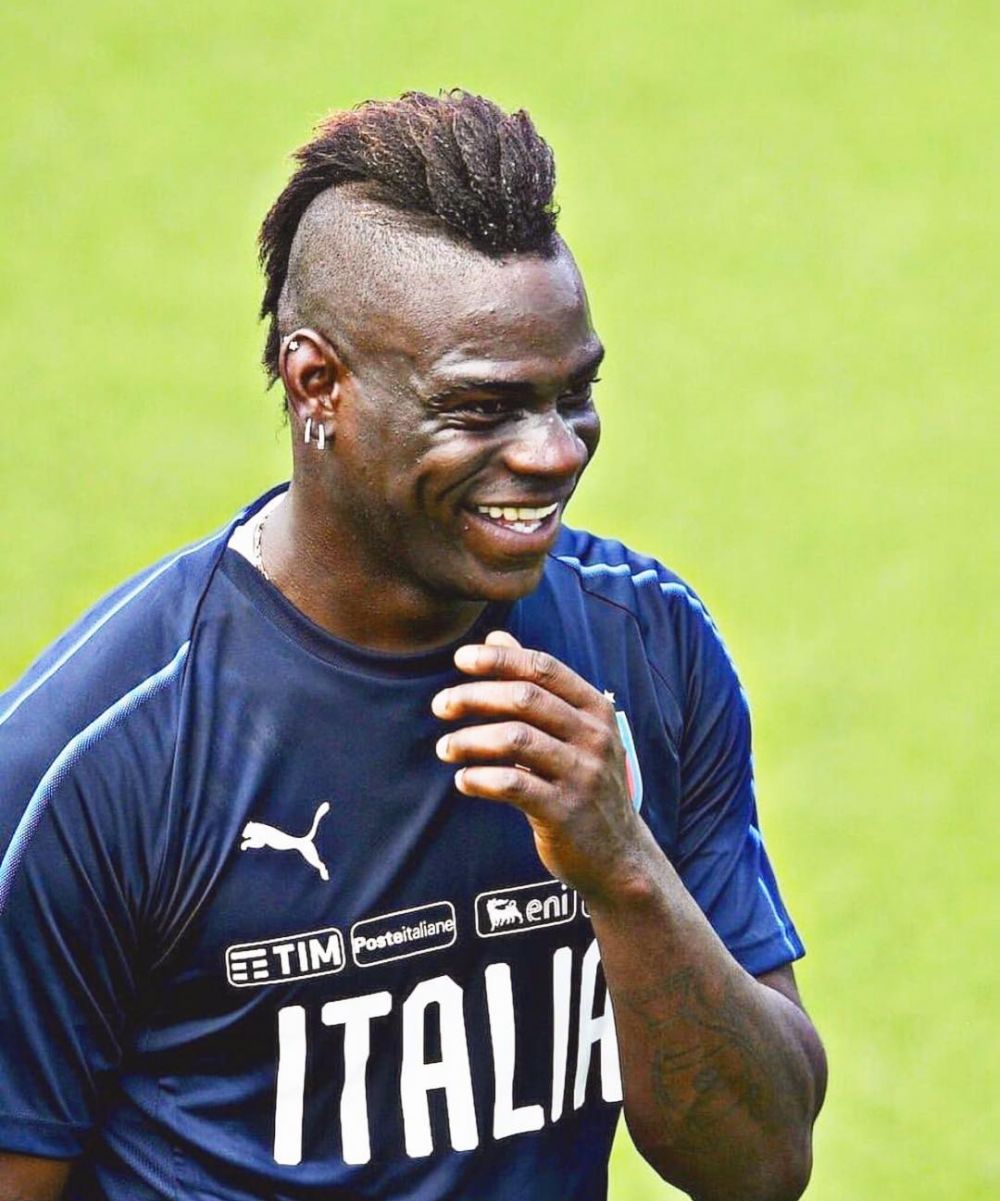 5 Pesepak bola ini jadi korban nyanyian rasis, terbaru Mo Salah