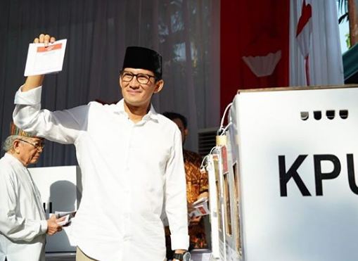 Sandiaga Uno berangkat ke TPS diiringi selawat