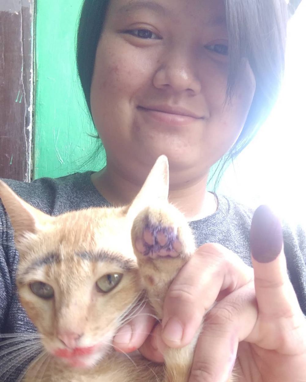 10 Potret lucu jari kelingking usai nyoblos, bikin ketawa ngakak