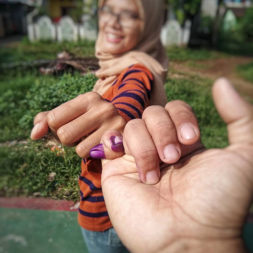 10 Potret lucu jari kelingking usai nyoblos, bikin ketawa ngakak