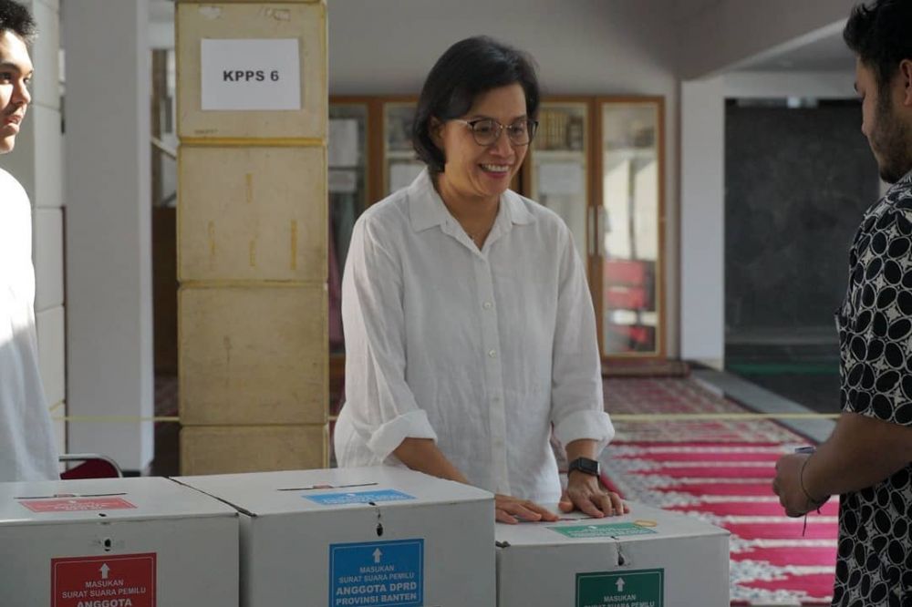 9 Gaya pejabat negara nyoblos, kompak pakai baju putih