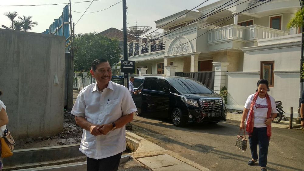 9 Gaya pejabat negara nyoblos, kompak pakai baju putih
