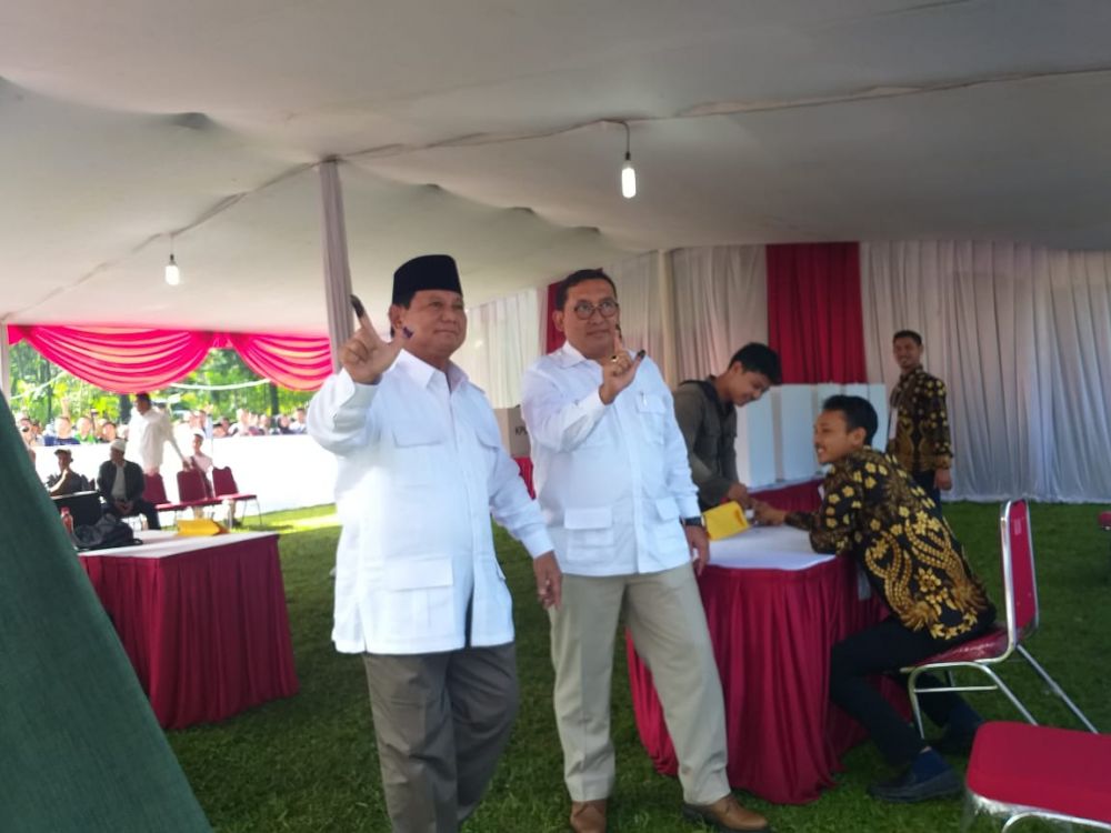 9 Gaya pejabat negara nyoblos, kompak pakai baju putih