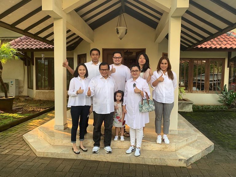 9 Gaya pejabat negara nyoblos, kompak pakai baju putih