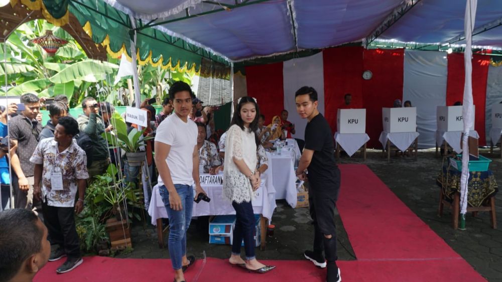 Gaya santai anak Jokowi nyoblos di Solo, kompak pakai celana jins 