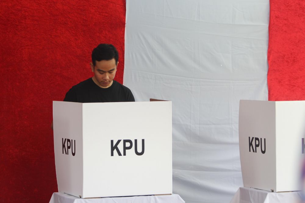 Gaya santai anak Jokowi nyoblos di Solo, kompak pakai celana jins 