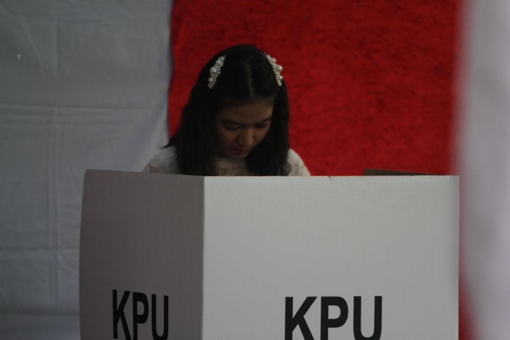 Gaya santai anak Jokowi nyoblos di Solo, kompak pakai celana jins 