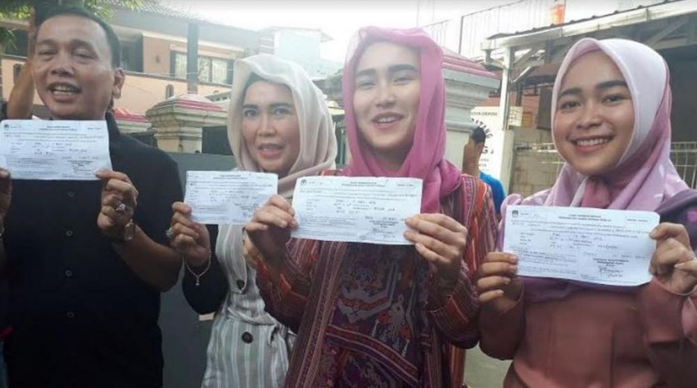 Gaya Ayu Ting Ting nyoblos, berhijab & berteriak di bilik suara