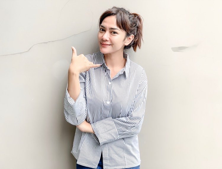 20 Potret selfie seleb usai nyoblos, pamer jari bertinta ungu