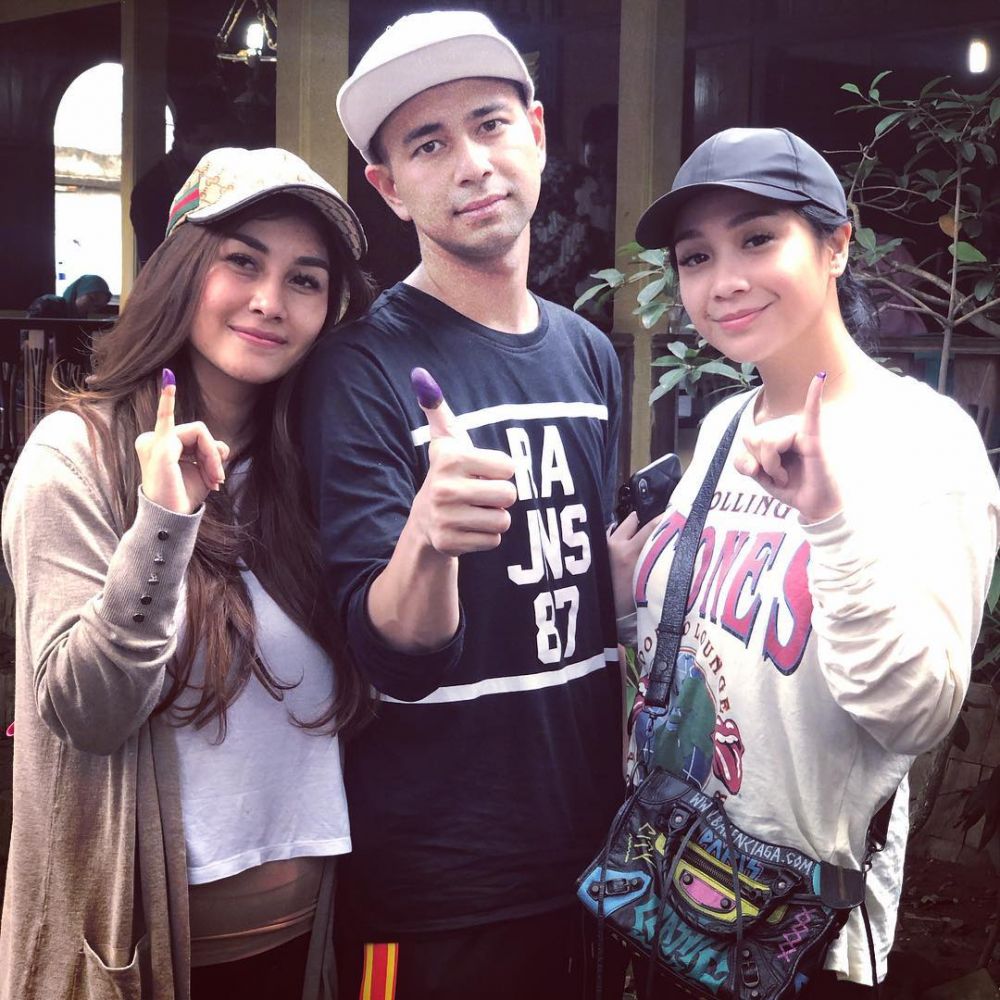 20 Potret selfie seleb usai nyoblos, pamer jari bertinta ungu