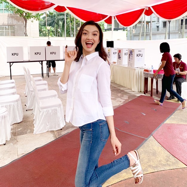 20 Potret selfie seleb usai nyoblos, pamer jari bertinta ungu