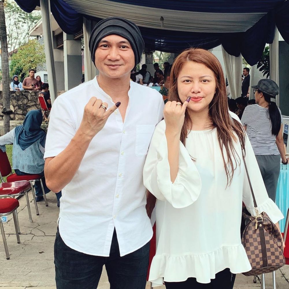 20 Potret selfie seleb usai nyoblos, pamer jari bertinta ungu