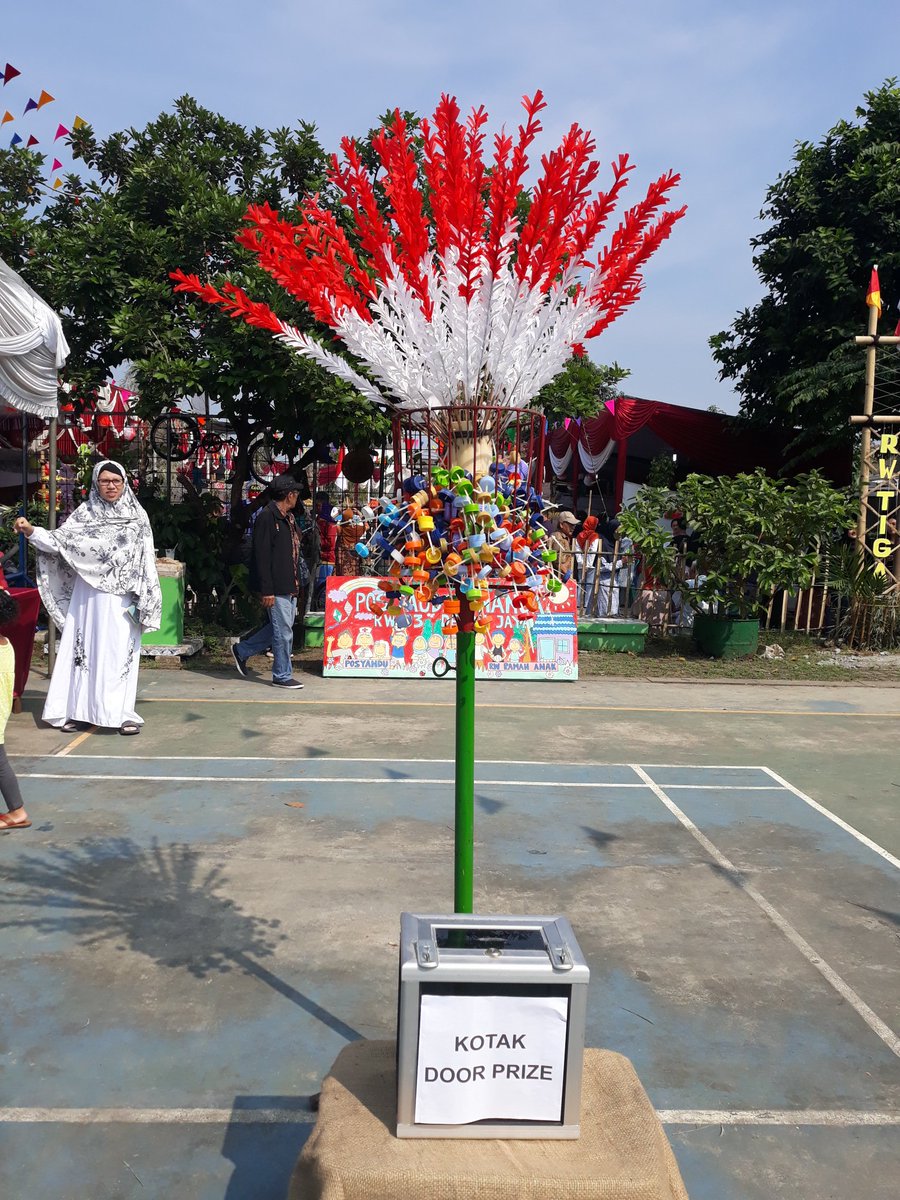 9 TPS dengan dekorasi & kostum unik, bikin semangat nyoblos