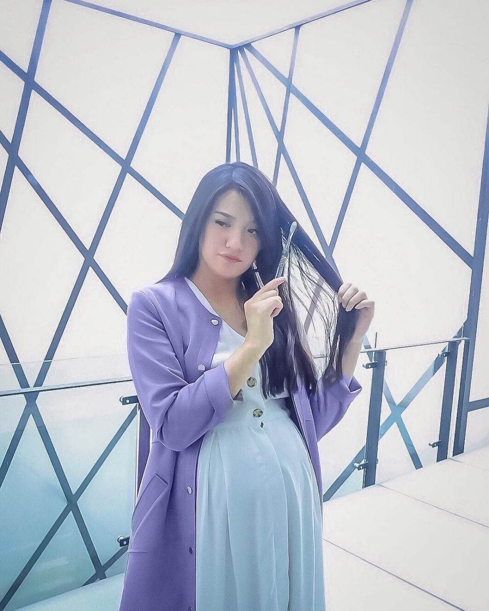 Hamil anak pertama, ini 9 potret Anissa Aziza pamer perut buncit