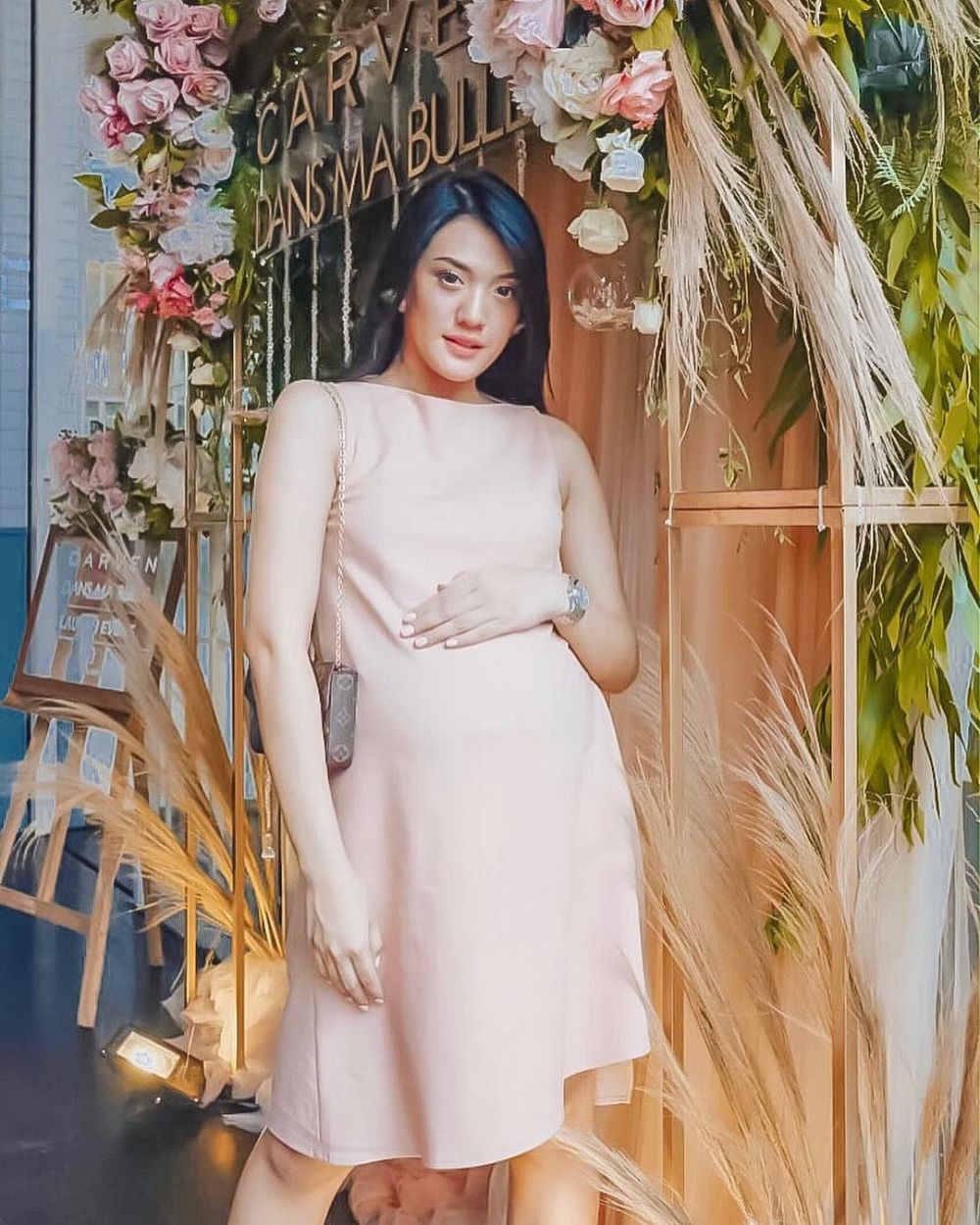 Hamil anak pertama, ini 9 potret Anissa Aziza pamer perut buncit