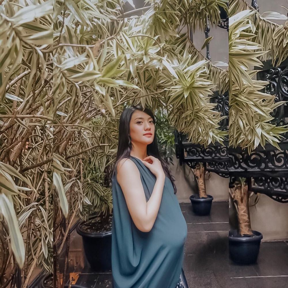 Hamil anak pertama, ini 9 potret Anissa Aziza pamer perut buncit