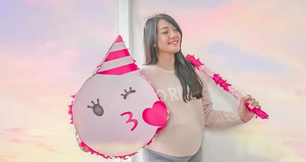 Hamil anak pertama, ini 9 potret Anissa Aziza pamer perut buncit