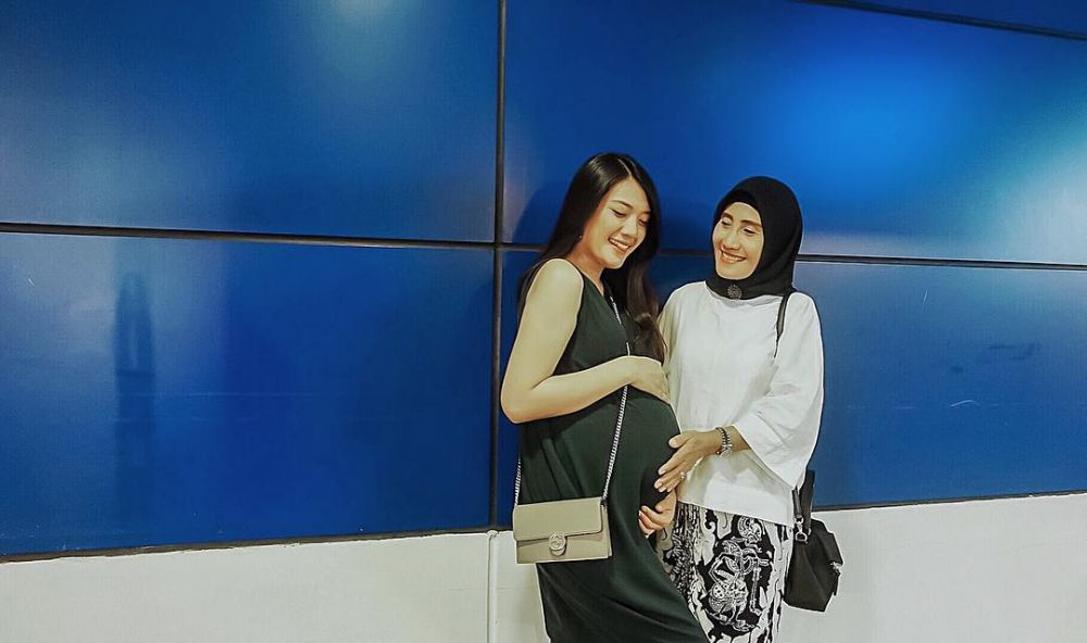 Hamil anak pertama, ini 9 potret Anissa Aziza pamer perut buncit
