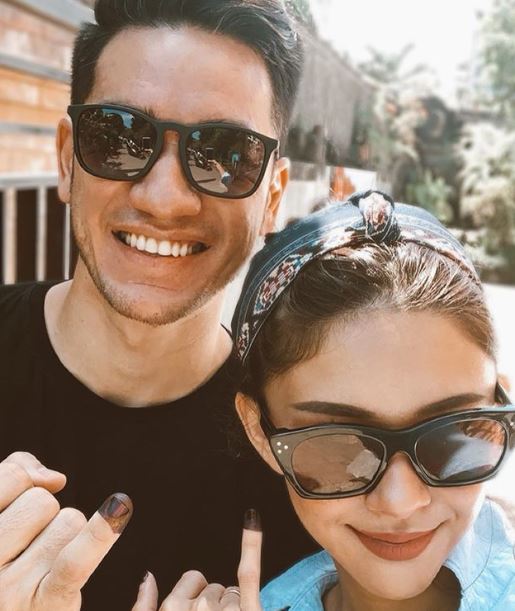 8 Potret pasangan artis yang datang berdua ke TPS