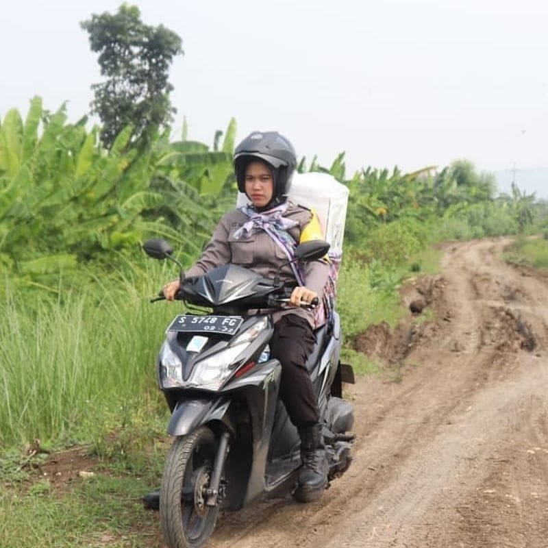 10 Momen perjuangan petugas antar kotak suara ke pelosok Nusantara