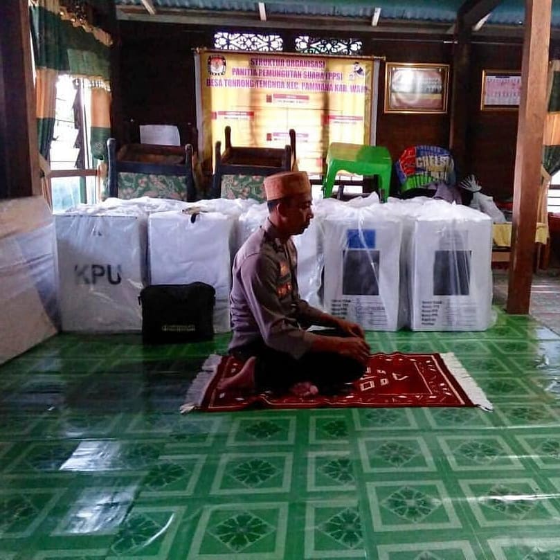 10 Momen perjuangan petugas antar kotak suara ke pelosok Nusantara