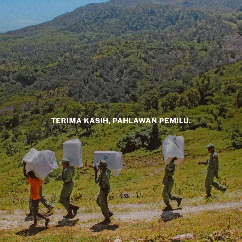 10 Momen perjuangan petugas antar kotak suara ke pelosok Nusantara