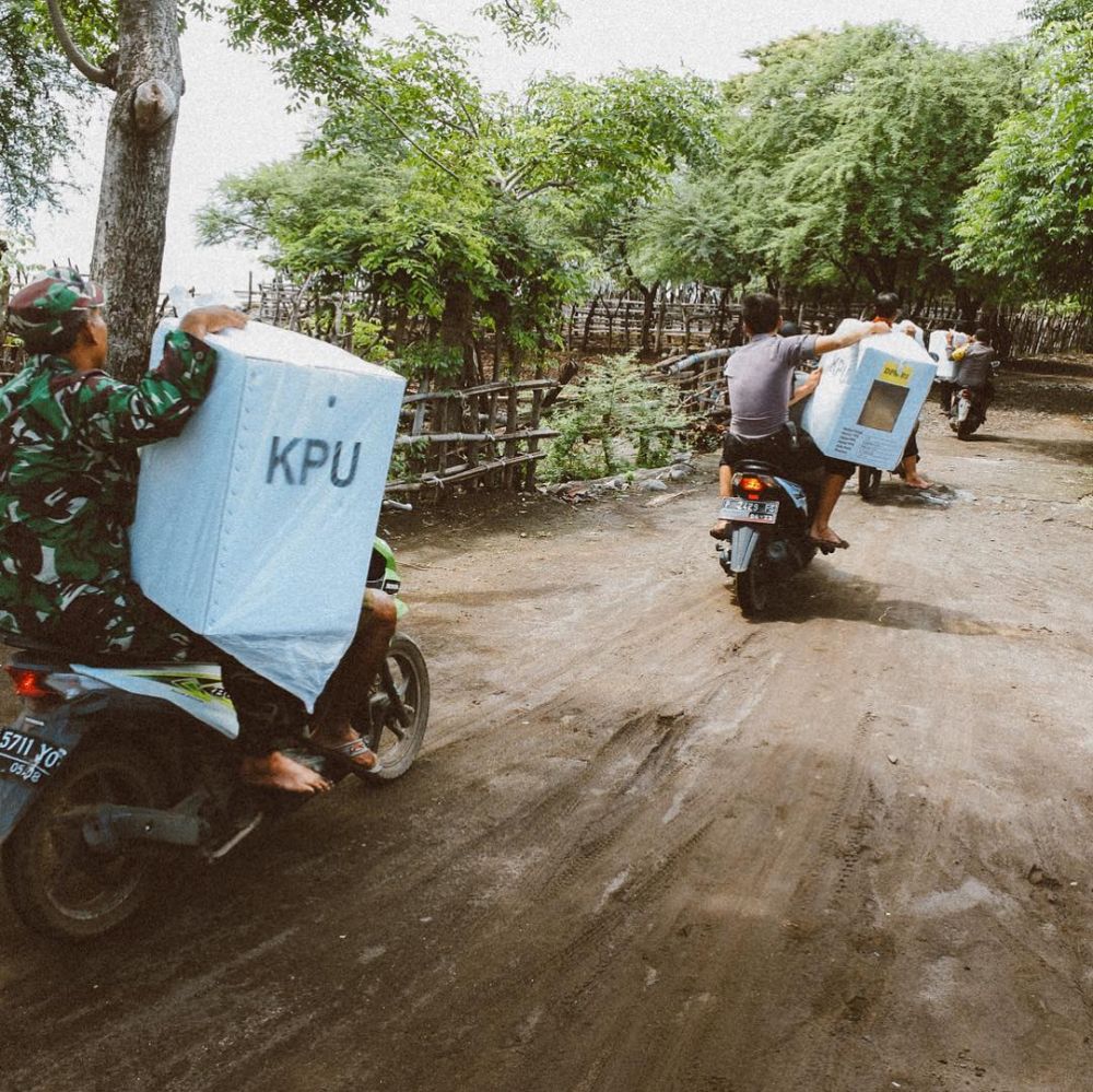 10 Momen perjuangan petugas antar kotak suara ke pelosok Nusantara